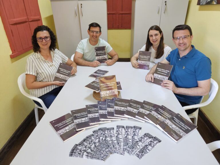 Autores realizam entrega formal da mais nova edição sobre a Imigração Vêneta, Cultura e Língua de Herança – Talian em Colombo Autores realizam entrega formal da mais nova edição sobre a Imigração Vêneta, Cultura e Língua de Herança – Talian em Colombo