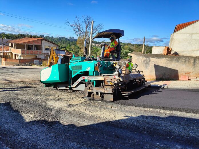 fase-final-das-obras:-prefeitura-pavimenta-a-rua-alberto-maschio