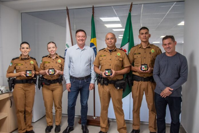 prefeito-entrega-honraria-em-reconhecimento-ao-trabalho-prestado-pelos-voluntarios-ao-rs
