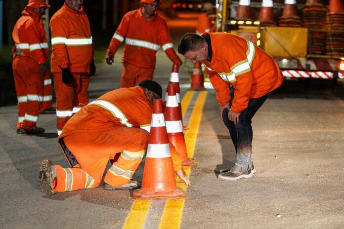 sinalizacao-viaria-horizontal-noturna-e-realizada-no-jardim-parana