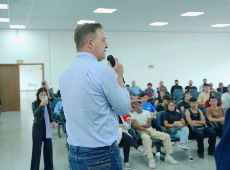 Colombo reúne homens em palestra sobre respeito e combate à violência Colombo reúne homens em palestra sobre respeito e combate à violência