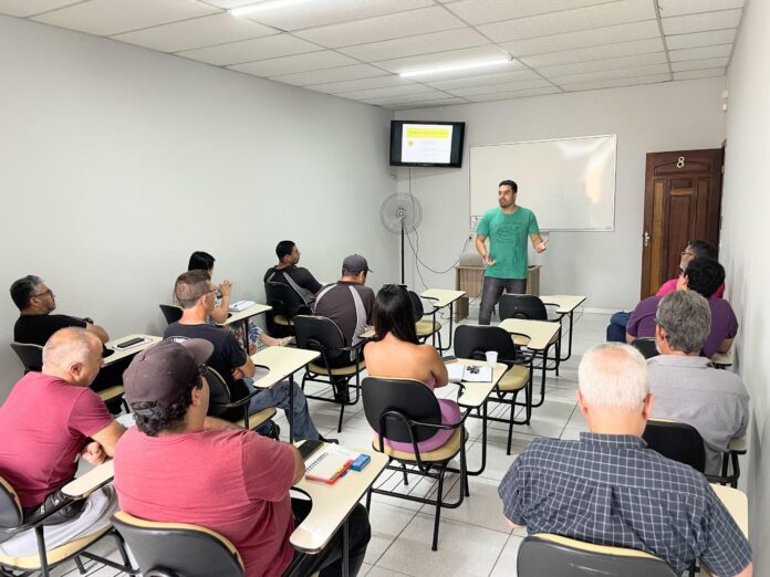 servidores-da-prefeitura-municipal-de-colombo-passam-por-treinamento-sobre-nr10-–-seguranca-em-instalacoes-e-servicos-em-eletricidade