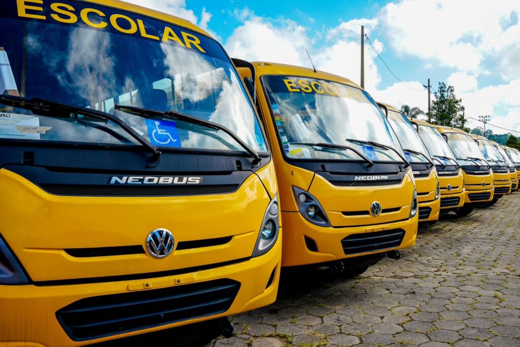 colombo-recebe-novo-onibus-escolar-para-reforcar-transporte-de-estudantes
