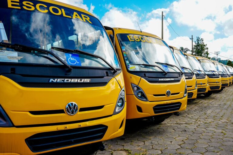 Colombo recebe novo ônibus escolar para reforçar transporte de estudantes Colombo recebe novo ônibus escolar para reforçar transporte de estudantes