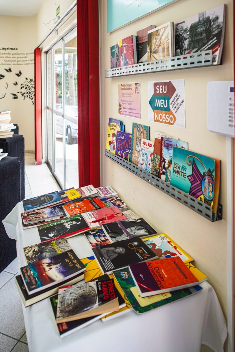 Comemore o Dia Internacional da Doação de Livros em Colombo Comemore o Dia Internacional da Doação de Livros em Colombo