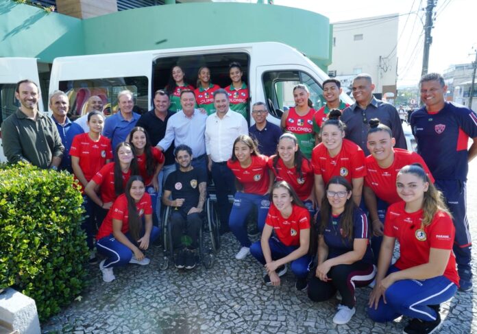 secretaria-de-esporte-e-lazer-recebe-uma-nova-van-para-transporte-de-atletas