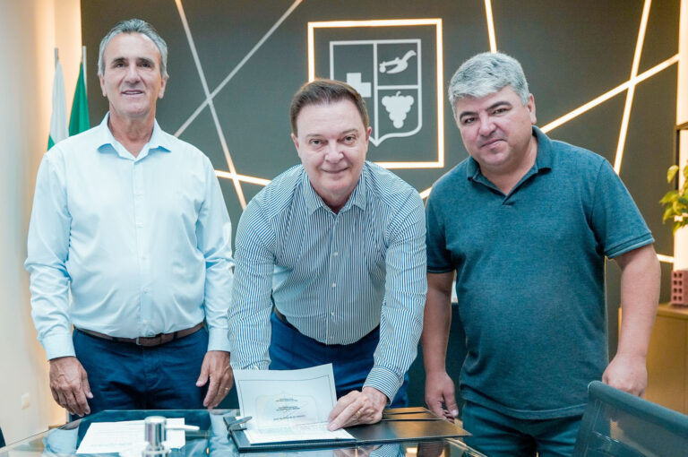 Prefeito pede licença do cargo e viaja em missão oficial