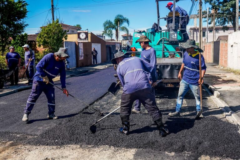 Rua Campo Mourão começa a receber asfalto no Guaraituba Rua Campo Mourão começa a receber asfalto no Guaraituba