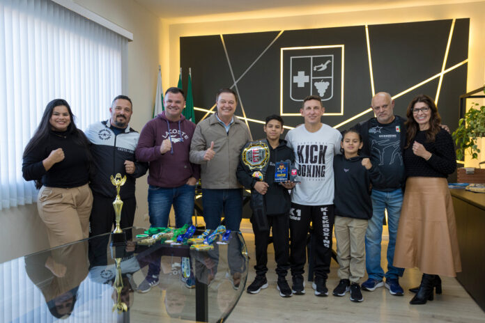 jovem-atleta-colombense-de-kickboxing-recebe-homenagem-da-prefeitura