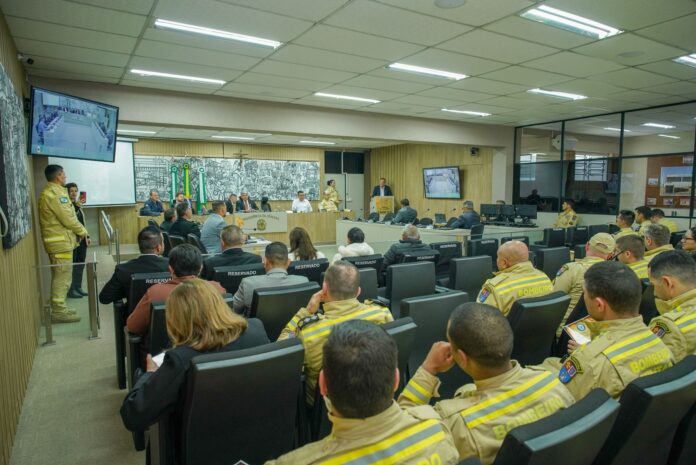 corpo-de-bombeiros-e-defesa-civil-recebem-solenidade-de-reconhecimento-em-colombo