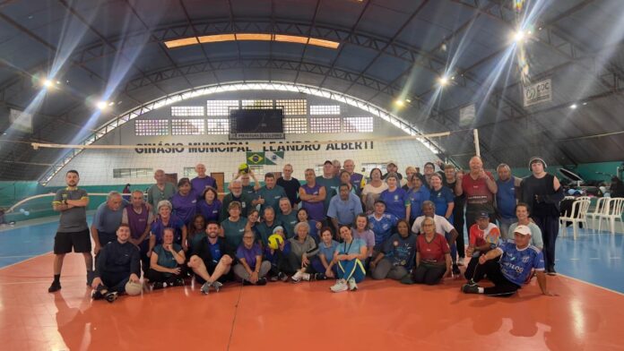 colombo-entrega-uniformes-e-finaliza-preparacao-para-os-jogos-da-pessoa-idosa-em-foz-do-iguacu