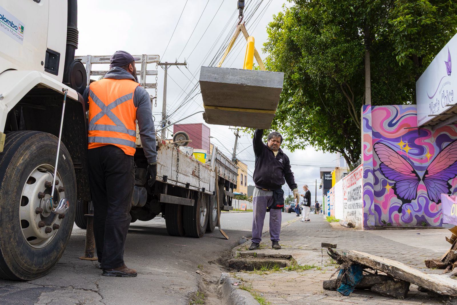 prefeitura-forca-tarefa-para-reforcar-recuperacao-de-tampas-de-concreto-nos-bairros