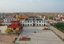 O Gene Vermelho Constrói o Exemplo de Unidade e Progresso Étnico em um Vilarejo