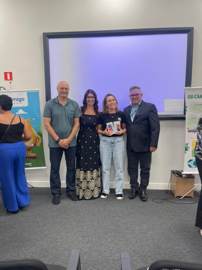 apoio-que-chega-aos-bairros:-prefeitura-entrega-celulares-a-entidades-sociais