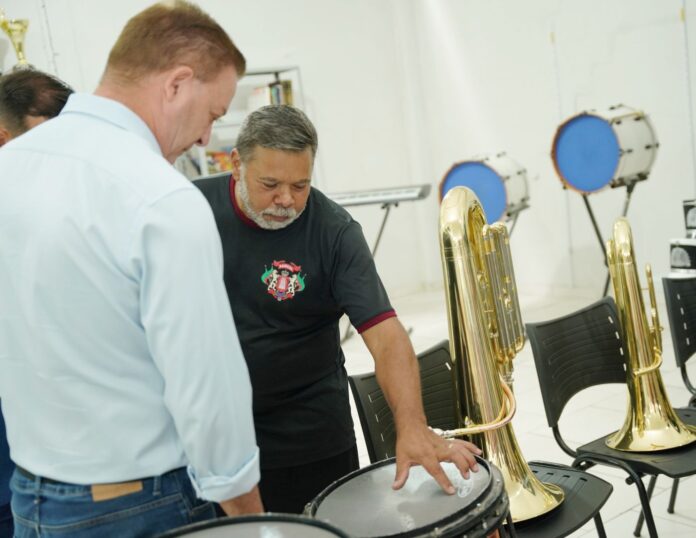 novos-instrumentos-vao-fortalecer-bandas-marciais-de-colombo