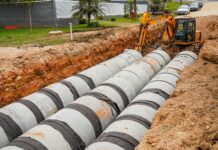 Prefeito vistoria obra de pavimentação com solução para alagamentos no Parque Embú prefeito-vistoria-obra-de-pavimentacao-com-solucao-para-alagamentos-no-parque-embu