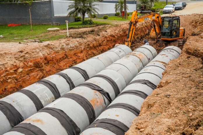 prefeito-vistoria-obra-de-pavimentacao-com-solucao-para-alagamentos-no-parque-embu