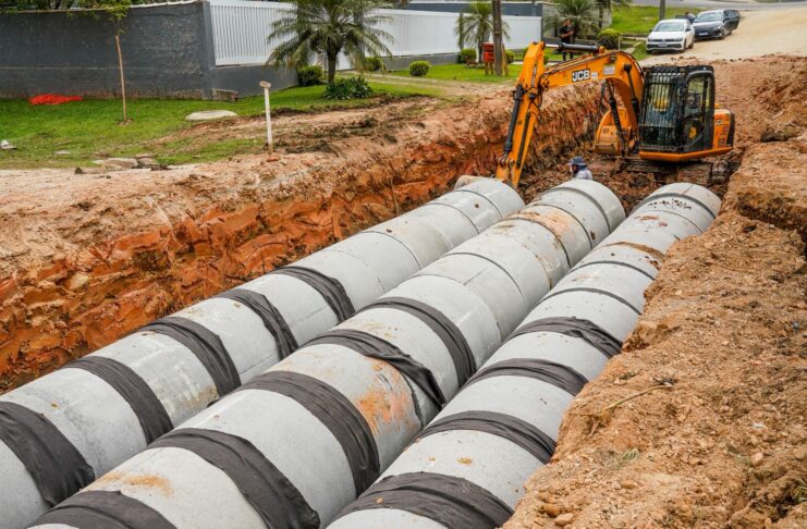 prefeito-vistoria-obra-de-pavimentacao-com-solucao-para-alagamentos-no-parque-embu