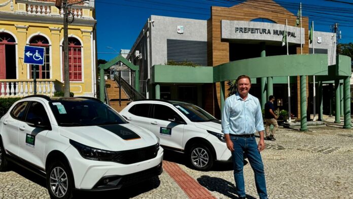 prefeito-recebe-dois-veiculos-para-cultura-e-assistencia-social