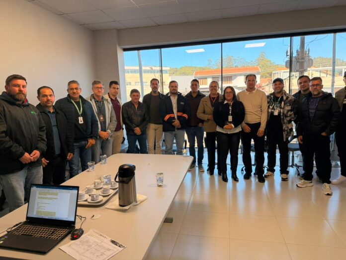 prefeitura-reune-operadoras-e-copel-para-buscar-solucao-para-excesso-de-fios-nos-postes