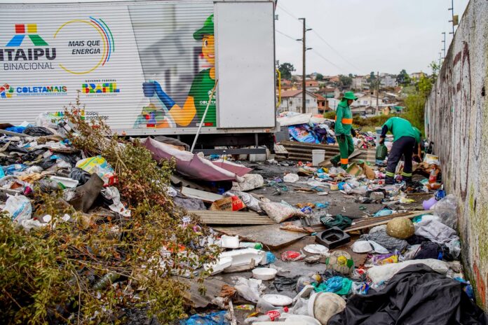 prefeitura-retira-45-toneladas-de-lixo-em-mutirao-contra-descarte-irregular-no-maracana