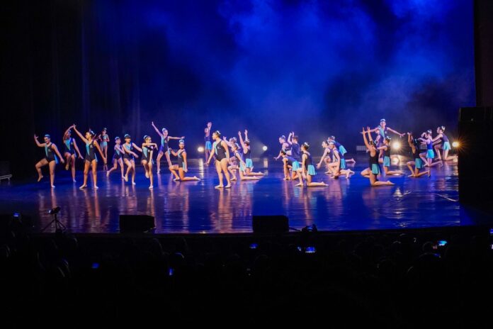 “alem-dos-sonhos”:-meninas-de-colombo-emocionam-publico-em-apresentacao-no-teatro-guaira