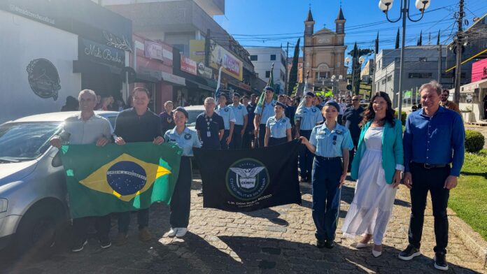 semana-da-patria-reune-estudantes-e-instituicoes-em-ato-civico-na-sede-de-colombo