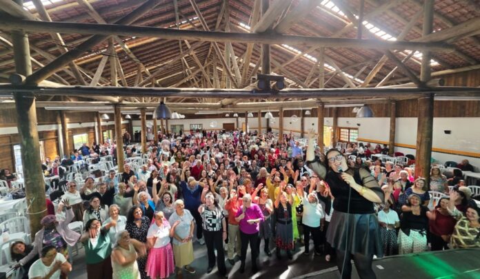 colombo-reune-pessoas-idosas-em-encontro-regional-60+-com-musica,-danca-e-integracao