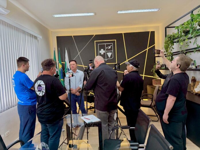 prefeito-anuncia-pagamento-retroativo-do-piso-do-magisterio,-com-inicio-ainda-em-2026